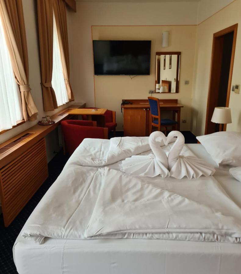 Hotel Slovan Єсеник Екстер'єр фото