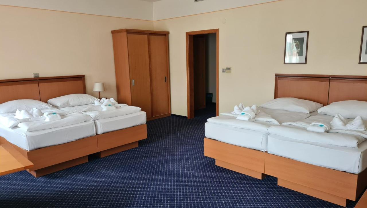 Hotel Slovan Єсеник Екстер'єр фото