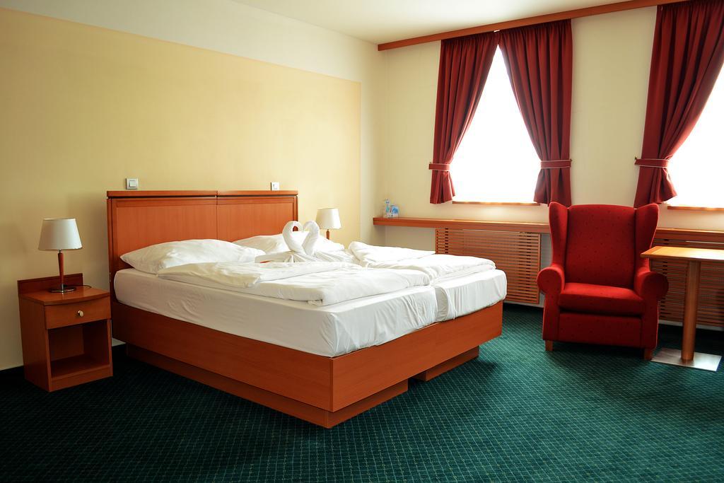 Hotel Slovan Єсеник Екстер'єр фото